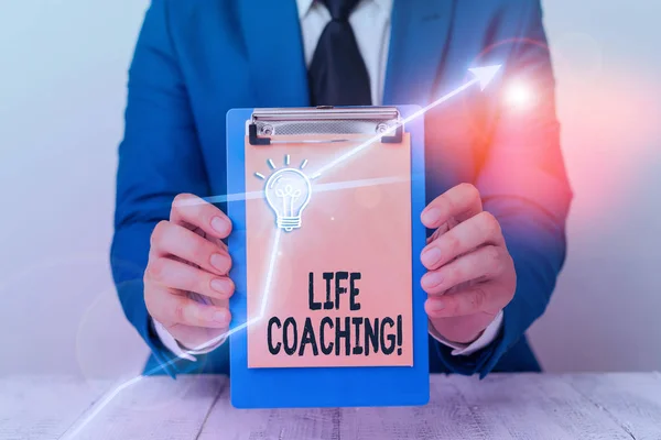 Scrivere una nota che mostra Life Coaching. Fotografia aziendale che mostra dimostrando impiegato per aiutare a mostrare raggiungere i loro obiettivi in carriera . — Foto Stock