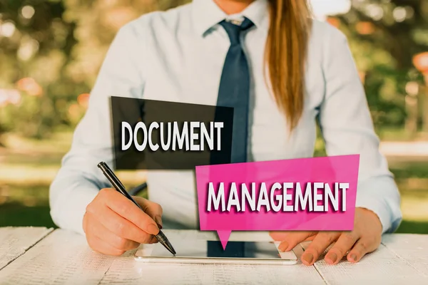 Texto manuscrito Gestión de documentos. Concepto que significa Análisis computarizado de documentos electrónicos Mujer empresaria sentada a la mesa y con teléfono móvil . — Foto de Stock