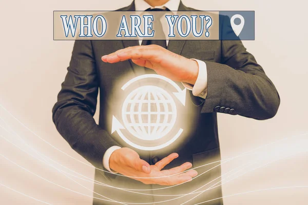 Szövegíró szöveg Ki vagy te kérdés. Üzleti koncepció a személyazonosságról vagy a demonstrációs információkról való kérdezésre. — Stock Fotó