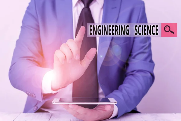 Εννοιολογική γραφή με το χέρι που δείχνει Μηχανική Επιστήμη. Business photo showcasing ασχοληθεί με τη φυσική και μαθηματική βάση της μηχανικής Επιχειρηματίας με δείχνοντας το δάχτυλο μπροστά του. — Φωτογραφία Αρχείου