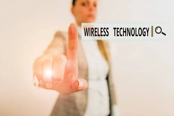 Conceptual hand writing showing Wireless Technology. Business photo showcasing a technology that allows wireless communication Digital business concept with business woman. — Stock Photo, Image