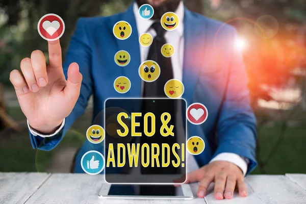 Woord schrijven tekst Seo en Adwords. Zakelijk concept voor hen zijn de belangrijkste hulpmiddelen componenten van Search Engine Marketing. — Stockfoto