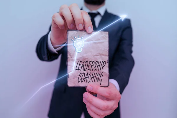 Écriture manuscrite de texte Leadership Coaching. Concept signifiant processus individualisé qui construit un leader s est la capacité . — Photo