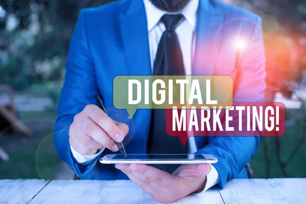 Teksten met digitale marketing. Conceptuele foto markt producten of diensten met behulp van technologieën op Internet Zakenman wijzen met pen in lege kopieerruimte. — Stockfoto