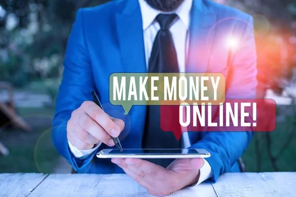 Tekstbord met Make Money Online. Conceptuele foto maken winst met behulp van internet, zoals freelancen of marketing Zakenman wijzen met pen in lege kopieerruimte. — Stockfoto