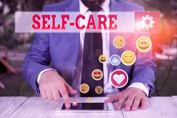Escrita de mão conceitual mostrando Self Care. Prática de texto de foto de negócios de tomar medidas para preservar ou melhorar a própria saúde . — Fotografia de Stock