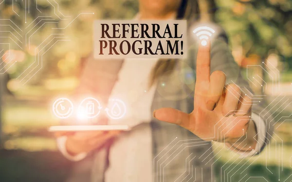 Kézírás szöveg írása Referral program. A szervezet által alkalmazott belső toborzási módszer fogalma. — Stock Fotó