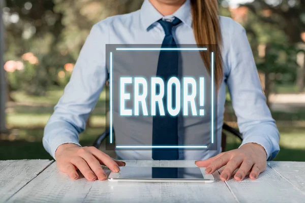 Signo de texto mostrando Error. Foto conceptual estado o condición de estar equivocado en la conducta juicio o programa Mujer de negocios sentado a la mesa y sosteniendo el teléfono móvil . — Foto de Stock