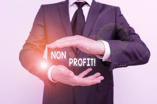 Scrittura di testi a mano No Profit. Concetto che significa non fare o condotta principalmente per rendere l'organizzazione di profitto Maschio umano con barba indossare abiti da lavoro formale tuta alzando una mano . — Foto Stock