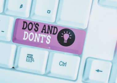 Word yazma metin Beyaz arka plan tuşu kopya alanı üzerinde boş not kağıdı ile bazı faaliyet veya eylemler beyaz pc klavye ile ilgili Kurallar veya gümrük için İş kavramı mı.