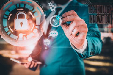 Kelime yazma metin Teknoloji Yenilik. Ürünlerin önemli teknolojik değişiklikler için iş konsepti Erkek insan giyim resmi iş elbisesi sunum sunum akıllı cihaz kullanarak.