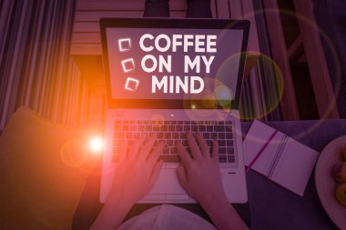 Kahve On My Mind yazma el yazısı metin. Starbucks kahve düşünme bağımlılığı Tafrīh, anlam kavramı.