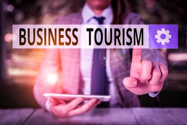 İş Turizmini gösteren kavramsal el yazısı. İş fotoğraflarının gösterildiği bir etkinlik, iş amaçlı bir iş yeri olan cep telefonuyla masada oturan bir iş kadını için doğaldır..