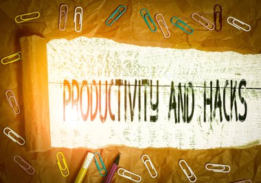 Verimlilik Hackerları el yazısı. Konsept, aynı zamanda daha çok iş yapabileceğiniz anlamına gelir. Sabit ve yırtık karton, klasik bir masa arkaplanının üzerine yerleştirilir..