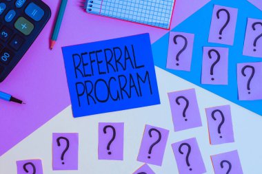 Referans Programını gösteren kavramsal el yazısı. İş fotoğrafçılığı çalışanları, uygun acemileri, matematiği ve pastel arka plan üzerine yazma ekipmanlarını tanıttıkları için ödüllendiriliyor..