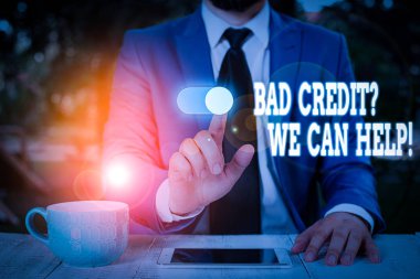 Kötü Kredi Sorusu Yardım Edebileceğimizi gösteren kavramsal el yazısı. İş fotoğrafı metni, olumlu ödeme geçmişi edinmek için yardımcı olur. Erkek, sunum akıllı aygıtı sunan resmi iş elbisesi giyer..