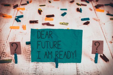 Sevgili Gelecek Ben Hazırım diye el yazısı. Eylem ya da durum için uygun durum kavramının tamamen hazır olması Tahta masaya raptiye ile karalanmış ve parçalanmış kağıtlar.