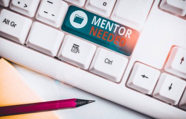 Mentor Gerekli gösteren not yazma. İş fotoğraf vitrin beyaz arka plan üzerinde not kağıdı ile beyaz pc klavye gösteren daha deneyimli veya daha bilgili için yardım istedi.
