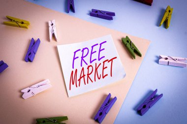 Boş Ders 'i gösteren metin işareti. Renkli çamaşır iğnesi kağıdı boş hatırlatıcı sarı mavi zemin arka plan ofisi ihtiyacınız olan kavramsal fotoğraf serisi ya da öğretim becerileri.