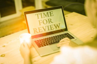 El yazısı metin yazma Time For Review için. Kavramı resmi muayene kadın dizüstü bilgisayar akıllı telefon kupa ofis teknolojik cihazlar malzemeleri bir sistem veya durumun gözden geçirilmesi anlamı.