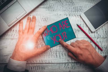 Mesaj işareti Kim olduğunu gösteriyor. Kavramsal fotograf, biri sizin geçmişinizi ya da geçmişinizi soruyor. Yazma ekipmanı ve modern akıllı telefon cihazının yanında not kağıdı tutun..