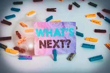 Sıradaki soruyu gösteren bir not yazıyorum. İş fotoğraflarının sergilenmesi yaklaşan davranışlarını ve davranışlarını gösteriyor. Renkli çamaşır iğnesi kağıtları boş hatırlatıcı beyaz zemin arka plan ofisi..