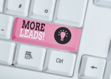 Kelime yazma metni Daha Fazla Müşteri Adayı. Beyaz arka plan tuşu kopyalama alanı üzerinde boş not kağıdı ile ürün Beyaz pc klavye içine tüketici ilgi veya soruşturma başlatılması için Iş kavramı.