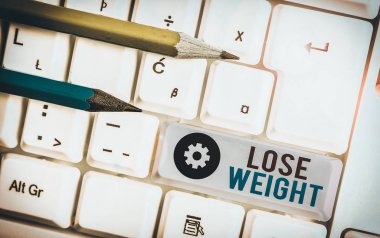 Kilo Verdiğini gösteren bir not yazıyorum. Bir hayvanın vücut ağırlığının azaldığını gösteren bir iş fotoğrafı..