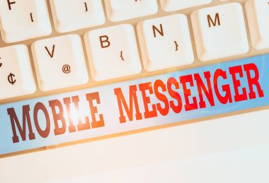Mesaj işareti Mobil Haberci 'yi gösteriyor. Kullanıcıların sohbet mesajları göndermesini sağlayan kavramsal fotoğraf mobil aracı.