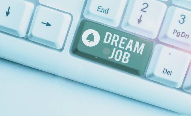 Dream Job 'u gösteren kavramsal el yazısı. İş fotoğrafı metni. Maaşla ödenen ve size mutluluk veren bir eylem. Beyaz arkaplanının üzerinde not kağıdı olan beyaz pc klavye..