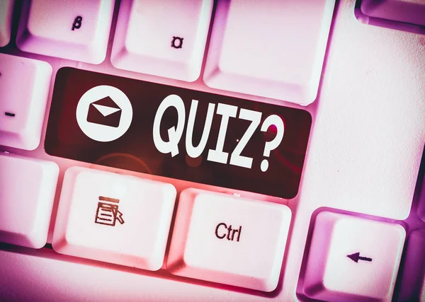 Segno di testo che mostra la domanda quiz. Test fotografico concettuale della conoscenza come competizione tra individui o team Tastiera bianca per pc con carta a note vuote sopra lo spazio di copia del tasto di sfondo bianco . — Foto Stock