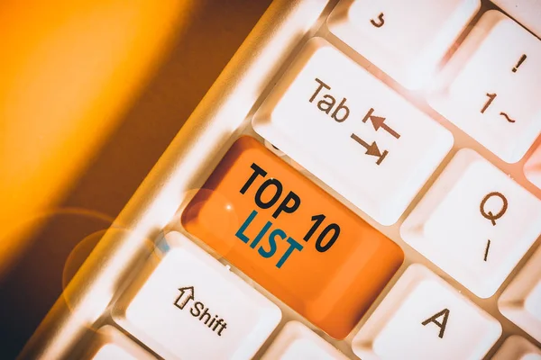 Conceptuele handschrift toont Top 10 Lijst. Zakelijke foto tekst de tien belangrijkste of succesvolle items in een bepaalde lijst Witte pc toetsenbord met nota papier boven de witte achtergrond. — Stockfoto