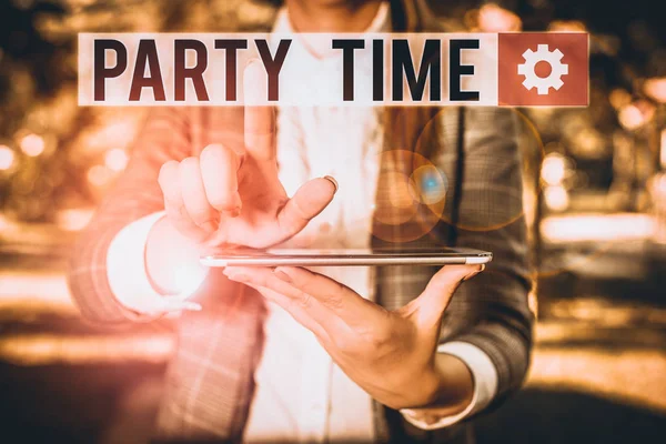 Segno di testo che mostra Party Time. Foto concettuale il momento giusto per festeggiare e divertirsi in un evento sociale Scena esterna con donna d'affari tiene la parte superiore del giro con touch screen . — Foto Stock