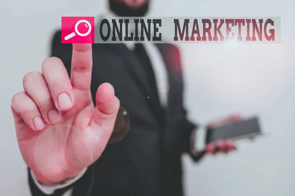 Az online marketinget bemutató jegyzet. Üzleti fotó bemutató promóciós termékek és szolgáltatások az interneten keresztül Férfi emberi viselet formális munka ruha tartsa hi tech okostelefon használata kéz. — Stock Fotó