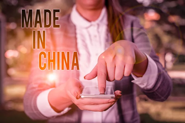 中国制造的文字。批发工业市场的商业概念全球贸易亚洲商业妇女在灰色套件中持有移动电话. — 图库照片
