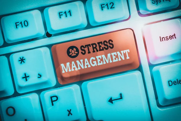 Conceptuele handschrift toont Stress Management. Business foto tekst methode van het beperken van stress en de effecten ervan door het leren van manieren Witte pc toetsenbord met nota papier boven de witte achtergrond. — Stockfoto