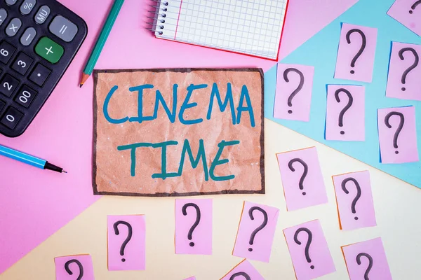 Schreibnotiz, die die Kinozeit zeigt. Business-Foto, das zeigt, welche Unterhaltung wie Film geplant ist, um Mathematik-Sachen und Schreibgeräte über pastellfarbenem Hintergrund zu starten. — Stockfoto
