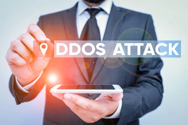 DDoS 공격을 보여 주는 개념적 손 글씨. 비즈니스 사진 텍스트가해 자는 네트워크 리소스를 사용자 남성 이 사용 할 수없게 만들려고 노력한다.. — 스톡 사진