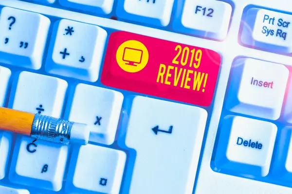 Konceptuell hand skriver visar 2019 recension. Affärs foto text komma ihåg senaste året händelser huvudåtgärder eller bra visar vitt PC-tangentbord med anteckningspapper ovanför den vita bakgrunden. — Stockfoto