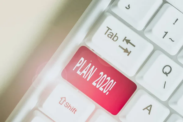 Escribir a mano conceptual mostrando Plan 2020. Foto de negocios mostrando propuesta detallada haciendo algo el próximo año Teclado blanco para PC con papel de nota sobre el fondo blanco . — Foto de Stock