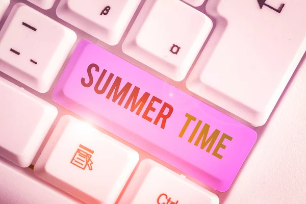 Woord schrijven tekst Summer Time. Zakelijk concept voor warmste seizoen van het jaar Zomer seizoen of periode zoals de zomer. — Stockfoto