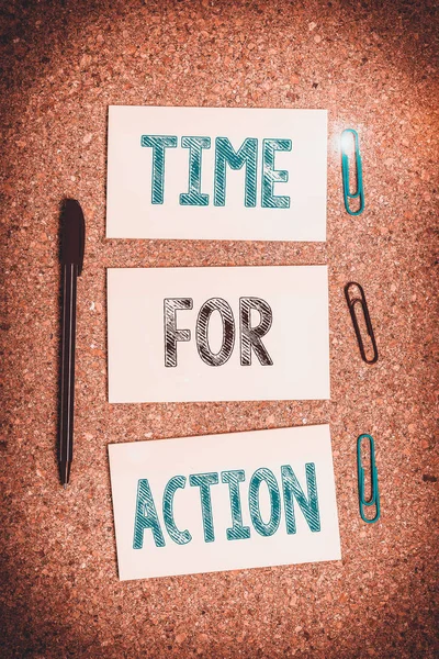 Escrevendo nota mostrando Time For Action. Foto de negócios mostrando preparando-se para começar a fazer encorajamento Vá rápido Vazio adesivo lembrete memorando outdoor papelão papelão . — Fotografia de Stock