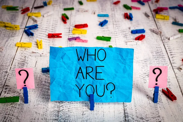 Handschrift tekst Who Are You vragen. Begrip vragen over het demonstreren van identiteit of het demonstreren van informatie Gescheurd en verkruimeld blad met paperclips geplaatst op de houten tafel. — Stockfoto