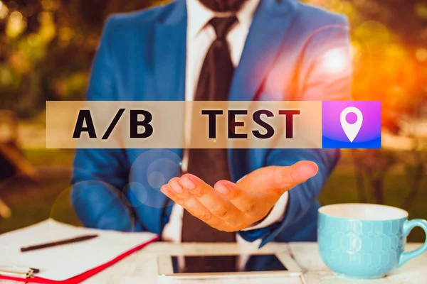 Píšu poznámku ukazující A nebo B test. Podnikové foto předváděcí test určit, spotřebitelé preferovat schopnost mezi produkty Muž před stolem. Mobilní telefon a poznámky na stole. — Stock fotografie