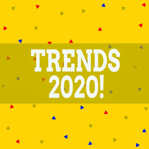 Schrijfnotitie met trends 2020. Bedrijfsfoto toont algemene richting waarin iets zich ontwikkelt of verandert Driehoek Vorm Confetti of Gebroken Glas Verspreid Gele Toon. — Stockfoto