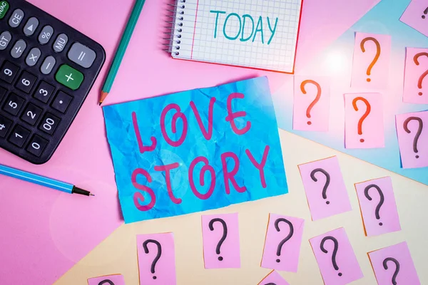 Handschrift tekst schrijven Love Story. Onderwerp betekent dat het zoiets is als een roman of film over een liefdesrelatie Wiskunde en schrijfapparatuur boven pastelkleuren achtergrond. — Stockfoto