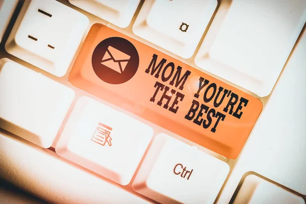 テキストを書く言葉ママあなたは最高の再。あなたの母の愛の感情のための感謝のためのビジネスコンセプトは白の背景キーコピースペースの上に空のノート紙と白のPCキーボードを補完. — ストック写真