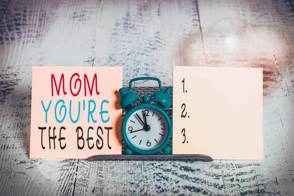Skriva lapp som visar mamma att du är bäst. Affärsfoto visa upp Uppskattning för din mor kärlek känslor komplimang Mini blå väckarklocka står ovanför buffert tråd mellan två papper. — Stockfoto