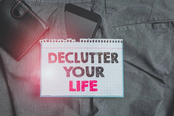 A Declutter Your Life-ot bemutató levél. Üzleti fotó bemutatása Hogy megszüntesse az idegen dolgokat vagy információkat az életben Okostelefon készülék belül nadrág első zsebében pénztárca. — Stock Fotó