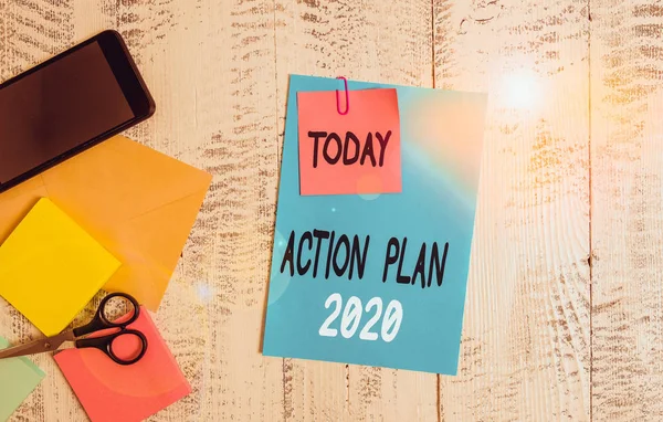 Schreiben Notiz zeigt Aktionsplan 2020. Business-Foto präsentiert zu tun Liste enthalten Anzahl der Dinge, die im nächsten Jahr Umschlag Papier Blatt Smartphone Notizblöcke Schere hölzernen Hintergrund getan werden. — Stockfoto
